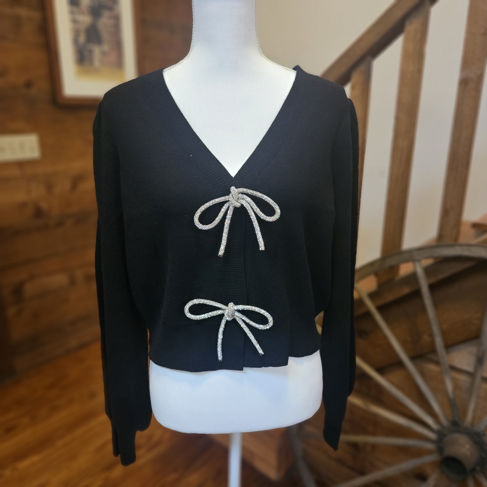 Belledini  Elegant Black V-Neck Sweater with Bow Details - Picture 5 of 10